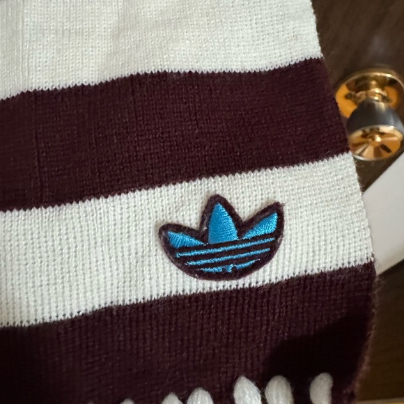 Adidas scarf - Picture 2 of 3
